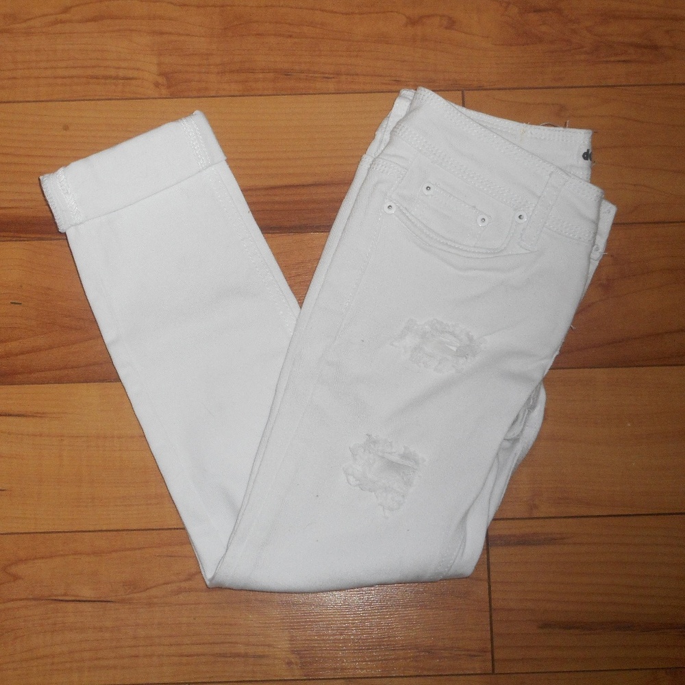 Dollhouse Distressed Capri Crop Jeans